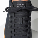 Kit masculino Tommy Hilfiger T-Shirt 'Essential Flag' + Sapatilha Hi Vulcan Core Low